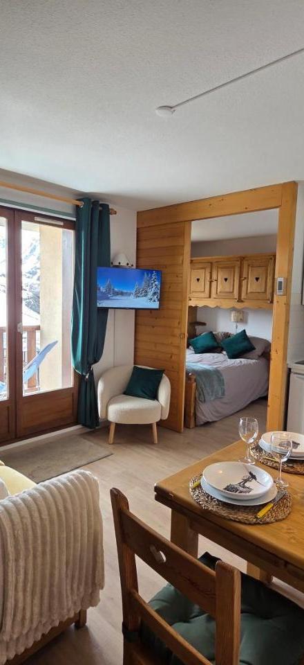 One-Bedroom Apartment with Balcony and Mountain View (1 double bed) - Free WiFi – Val Thorens, Ski-In Ski-Out 1 Bedroom Apt for 4 with Fiber, South-Facing & Mountain Views