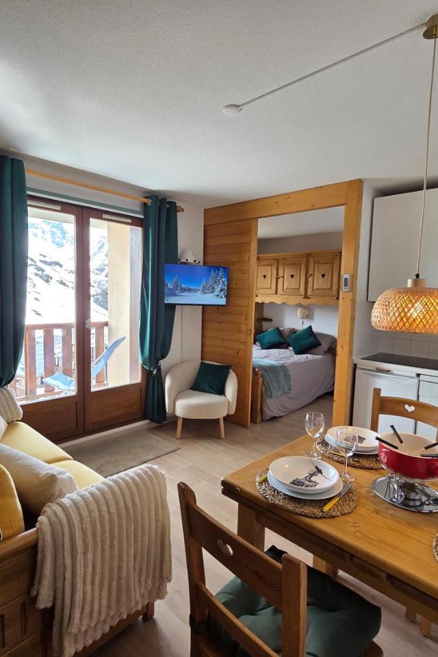 Val Thorens, Ski-In Ski-Out 1 Bedroom Apt for 4 with Fiber, South-Facing & Mountain Views