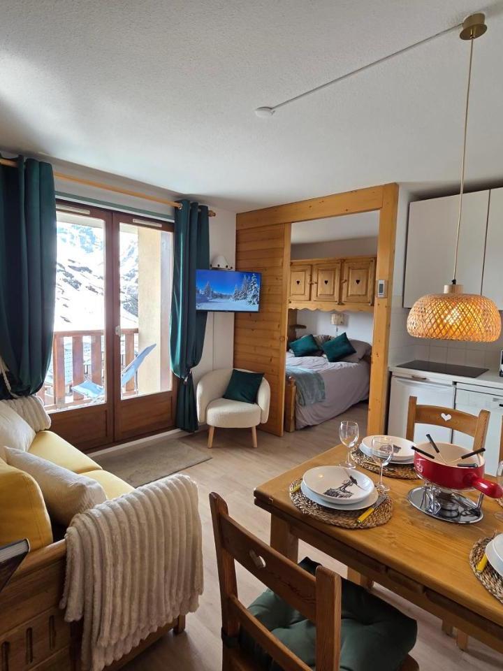 One-Bedroom Apartment with Balcony and Mountain View (1 double bed) - Free WiFi – Val Thorens, Ski-In Ski-Out 1 Bedroom Apt for 4 with Fiber, South-Facing & Mountain Views