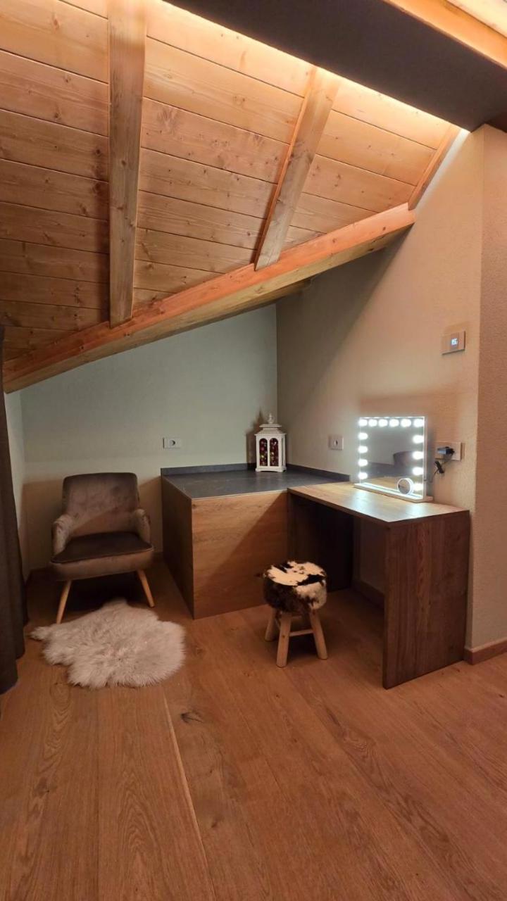 Three-Bedroom Premium Apartment with Balcony (1 single bed) - Free WiFi – Al Baitin Hammam&Sauna Apartament's