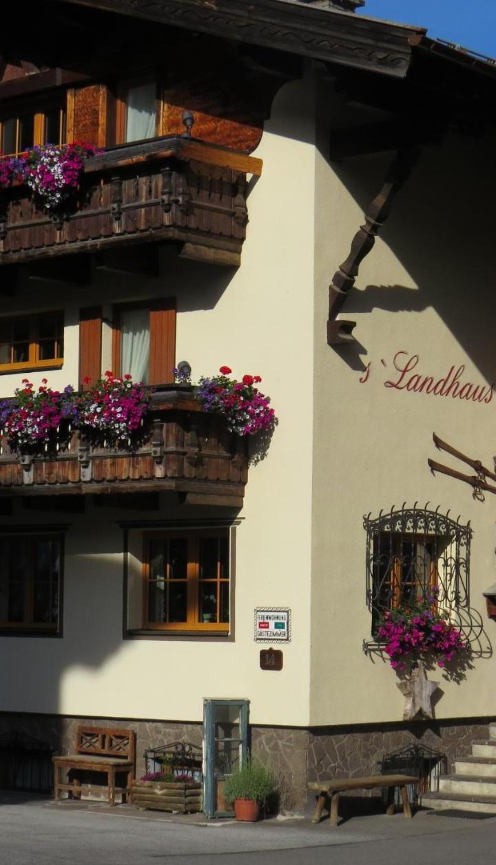 Double Room with Balcony (1 extra-large double bed) - Free WiFi – S'landhaus