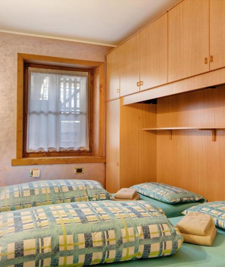 Two-Bedroom Apartment with Mountain View (1 sofa bed, 1 bunk bed, Bedroom#1: 2 single beds, Bedroom#2: 1 large bed) - Free WiFi – Chalet Maffins 1