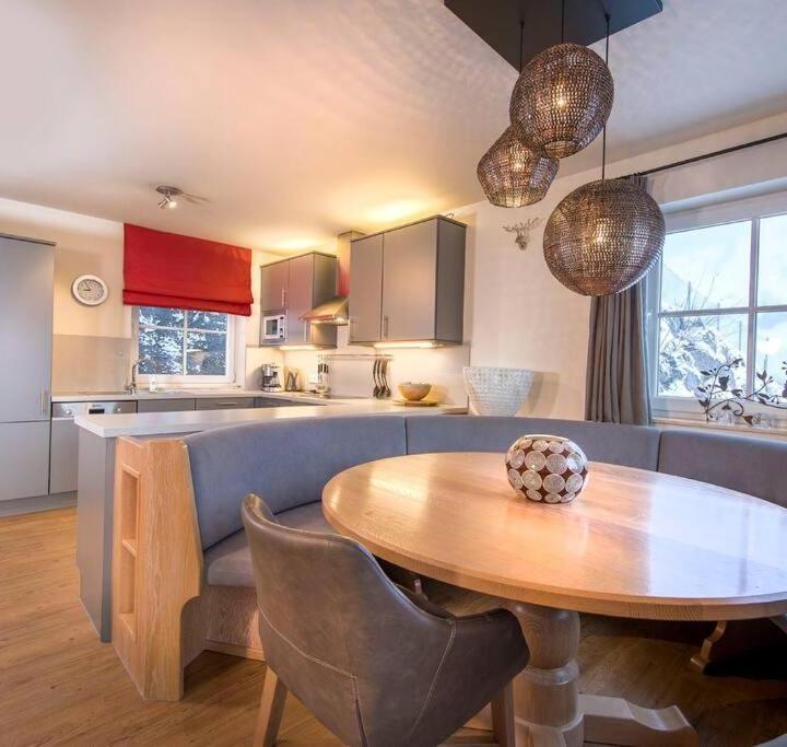 Three-Bedroom Apartment (1 double bed) - Free WiFi – Holidayhome with Sauna Genieten in Saalbach Top E2