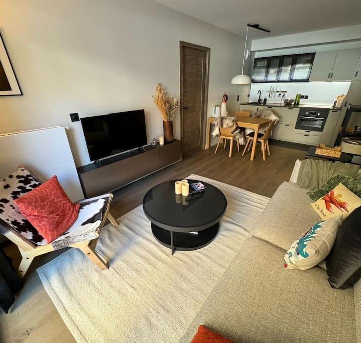Two-Bedroom Apartment (2 single beds) - Free WiFi – Les Fermes de L'alpe C204b by Avecoeur