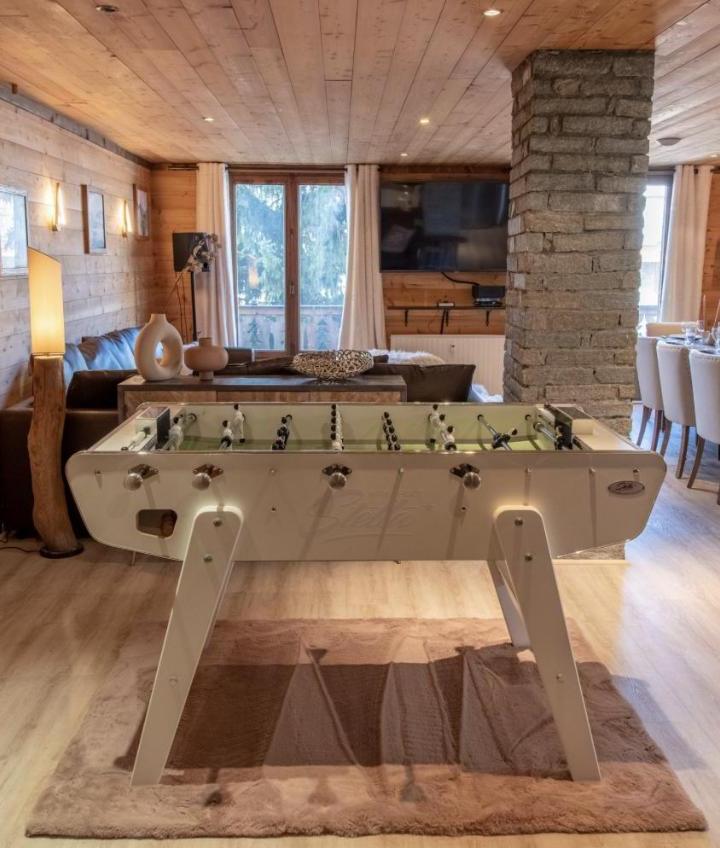 Apartment (Bedroom#1: 1 double bed, Bedroom#2: 2 single beds, Bedroom#3: 1 extra-large double bed, Bedroom#4: 4 single beds) - Free WiFi – Chalet Magique - Luxury Catered Chalet - 4 En-Suite Bedrooms - Sauna - Private Home Cinema - Ideal Location in Center of Alpe D'huez - 10 People