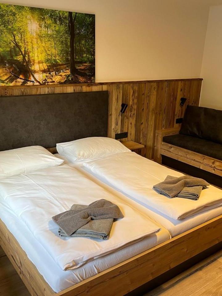 Family Room with Balcony (1 extra-large double bed and 2 bunk beds) - Free WiFi – Eibinghof Jugendgastehaus