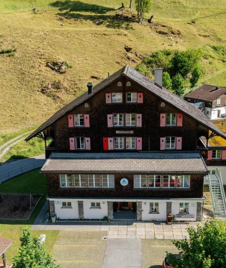 Four-bed Room with Washbasin (2 Twin Bunk Beds) – Jugendherberge Engelberg