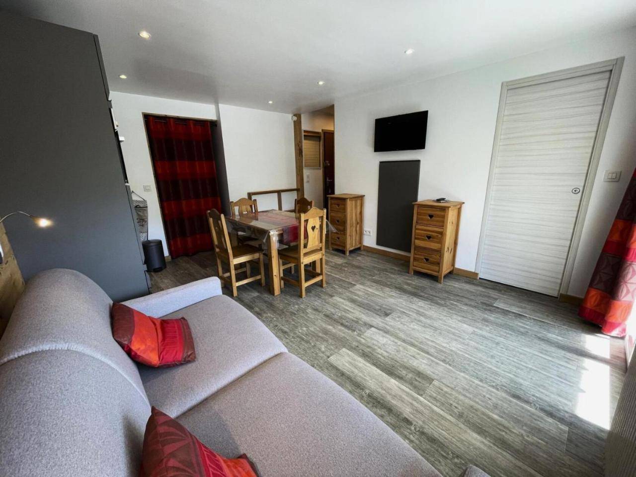 Residence Oisans - Studio Pour 4 Entierement Renove Ski Aux Pieds Au Coeur Des Menuires Mae-5514, Les Menuires
