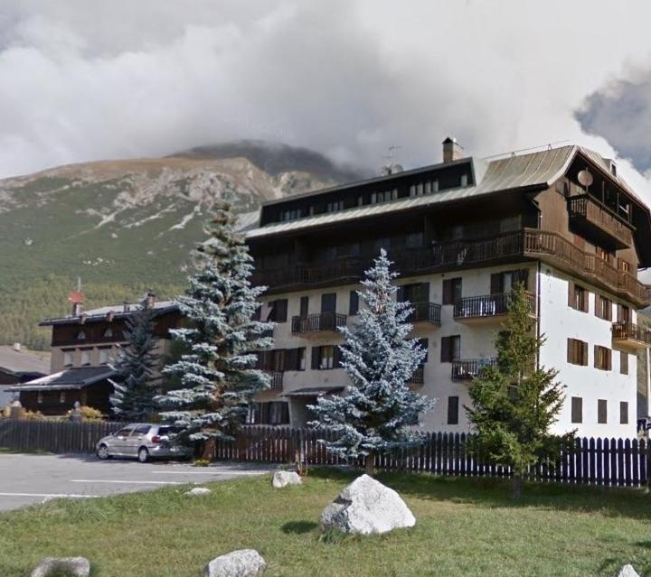 Two-Bedroom Apartment with Balcony (1 large bed) - Free WiFi – White Edelweiss
