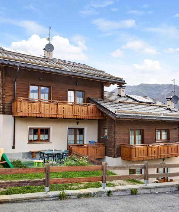 Superior One-Bedroom Apartment with Balcony (1 single bed and 1 large bed) - Free WiFi – Appartamento Greta Baita Mauri