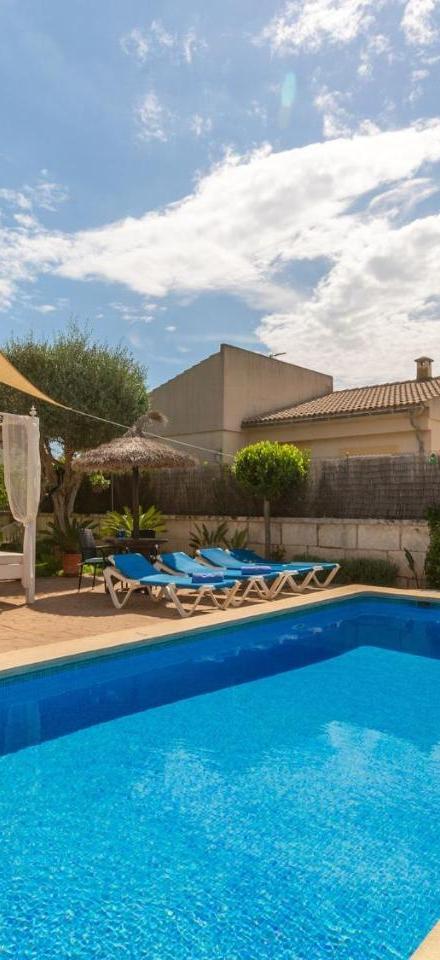 Can Content Villa with Pool & Garden – billede 1