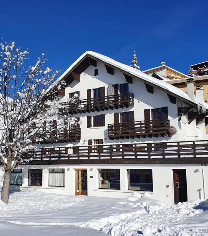 Chalet (, Bedroom#1: 1 double bed, Bedroom#2: 1 double bed, Bedroom#3: 1 double bed, Bedroom#4: 1 double bed, Bedroom#5: 1 single bed, Bedroom#6: 2 single beds, Bedroom#7: 2 single beds, Bedroom#8: 2 single beds) - Free WiFi – Odalys Chalet Le Vieux Logis