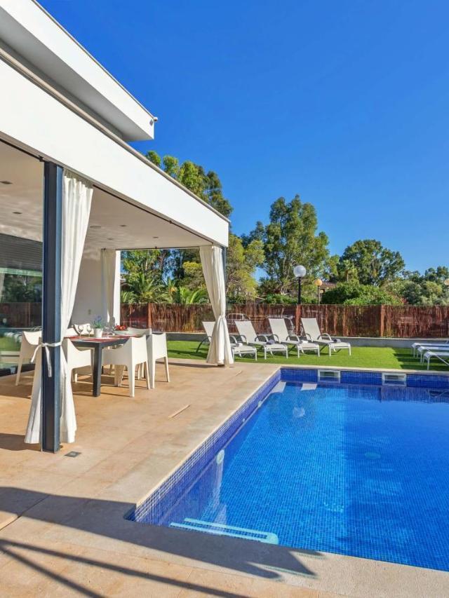Beach Villa Cosins 1 Mel by Sealand Villas