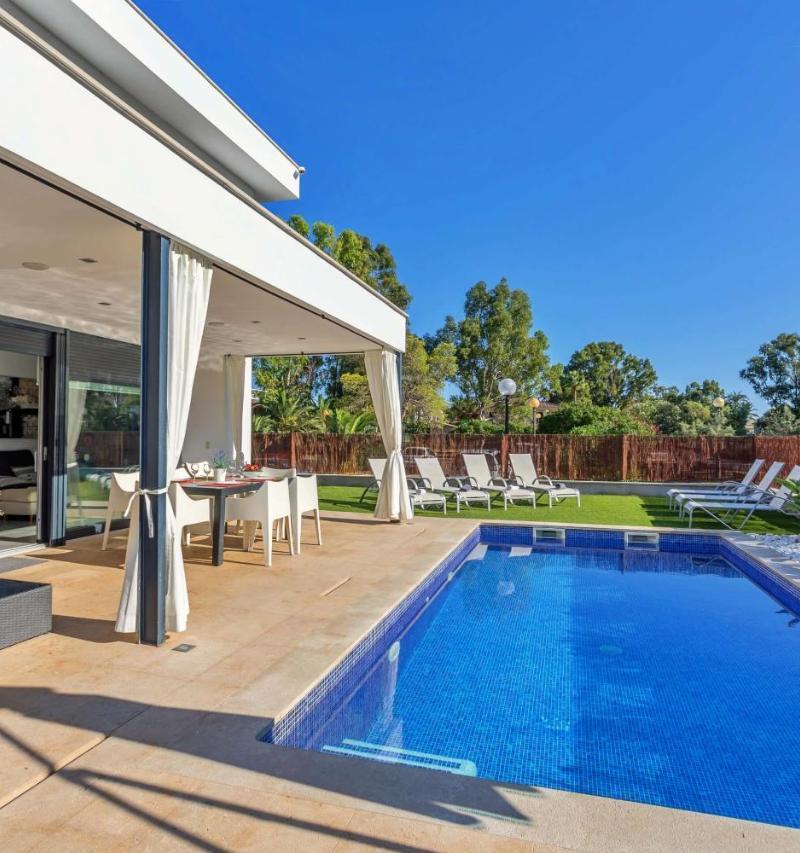 Beach Villa Cosins 1 Mel by Sealand Villas