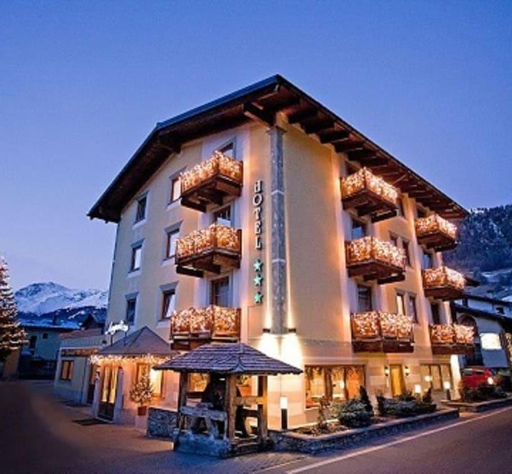 Double Room with Extra Bed (1 sofa bed and 1 large bed) - Free WiFi – Angelica