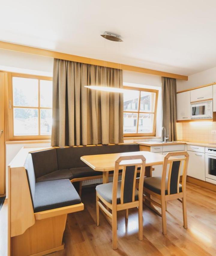 Two-Bedroom Apartment (1 extra-large double bed) - Free WiFi – Das Jennerwein Appartement