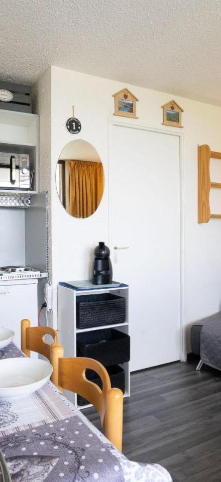 Studio (2 sofa beds) – Studio Median 422 by Interhome