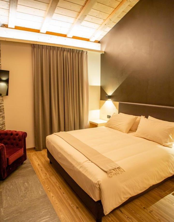 Double or Twin Room with Balcony (1 extra-large double bed or 2 single beds) - Free WiFi – Limes Alpine Rooms