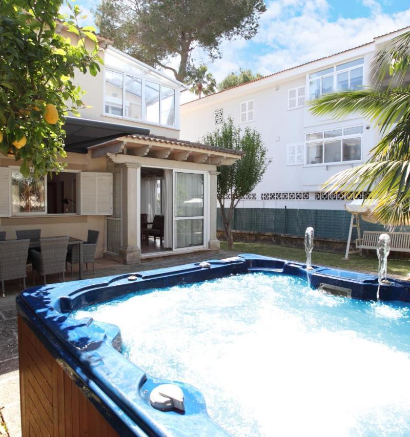 Villa Beach Alcudia, Lovely House with Jacuzzi