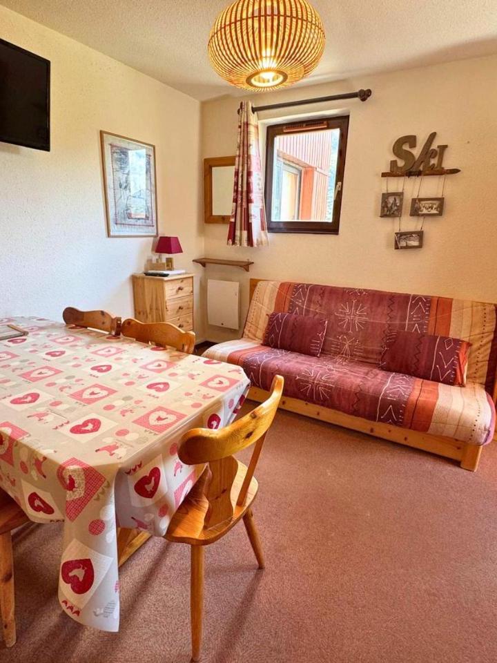 Apartment (5 Adults) (1 double bed, Bedroom#1: 1 double bed, Bedroom#2: 2 single beds) – Charmant Appartement Pour 5, Ski Aux Pieds, Bien Equipe, Proche Commerces Et Piscine a Les Bruyeres - Fr-1-452-237