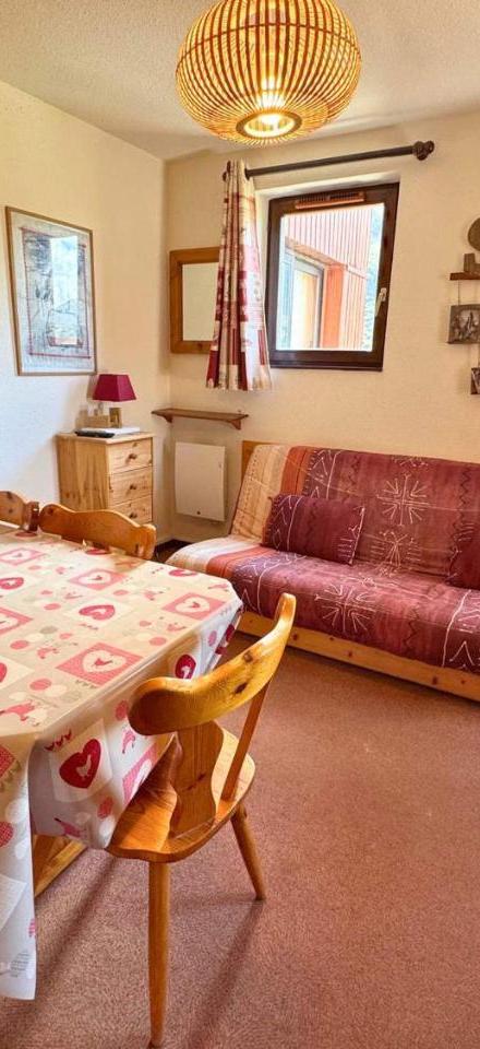 Apartment (5 Adults) (1 double bed, Bedroom#1: 1 double bed, Bedroom#2: 2 single beds) – Charmant Appartement Pour 5, Ski Aux Pieds, Bien Equipe, Proche Commerces Et Piscine a Les Bruyeres - Fr-1-452-237