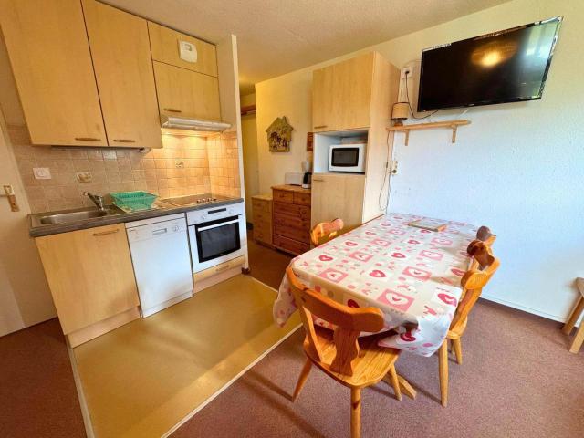 Charmant Appartement Pour 5, Ski Aux Pieds, Bien Equipe, Proche Commerces Et Piscine a Les Bruyeres - Fr-1-452-237 – bild 8