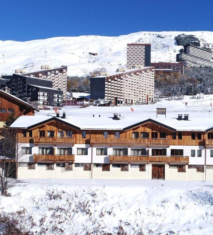 Chalet (Bedroom#1: 2 single beds, Bedroom#2: 1 double bed, Bedroom#3: 2 single beds, Bedroom#4: 1 double bed) - Free WiFi – Odalys Chalet D'alice