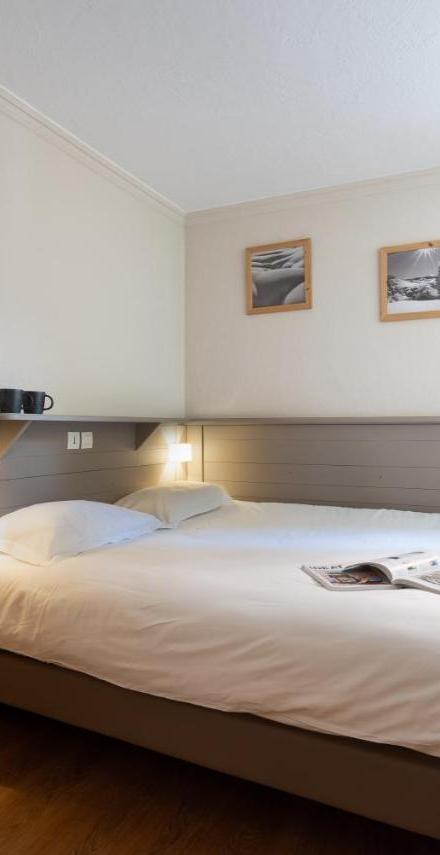 Three-Bedroom Apartment (1 sofa bed) - Free WiFi – Appartement 6 Personnes, Balcon, Piscine, Ski Aux Pieds