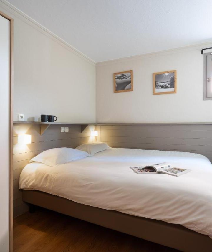 Three-Bedroom Apartment (1 sofa bed) - Free WiFi – Appartement 6 Personnes, Balcon, Piscine, Ski Aux Pieds