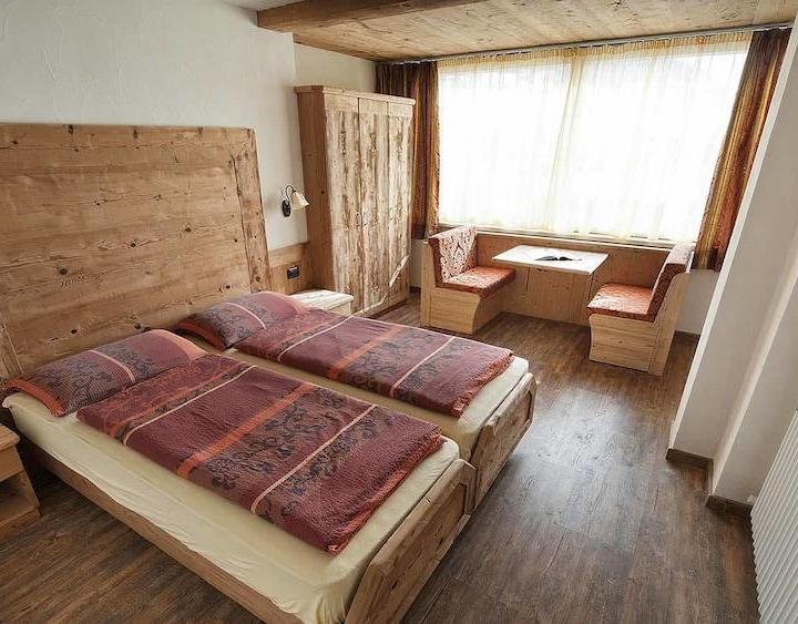 Double or Twin Room (1 large bed) - Free WiFi – Hotel Champagne