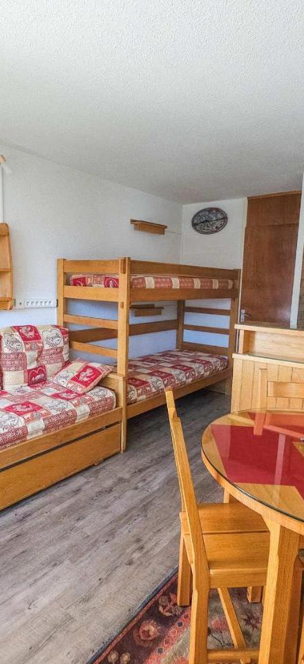 Studio (Bedroom#1: 4 single beds) – Studio Confortable Pour 3 Personnes, Vue Montagne - Fr-1-452-26