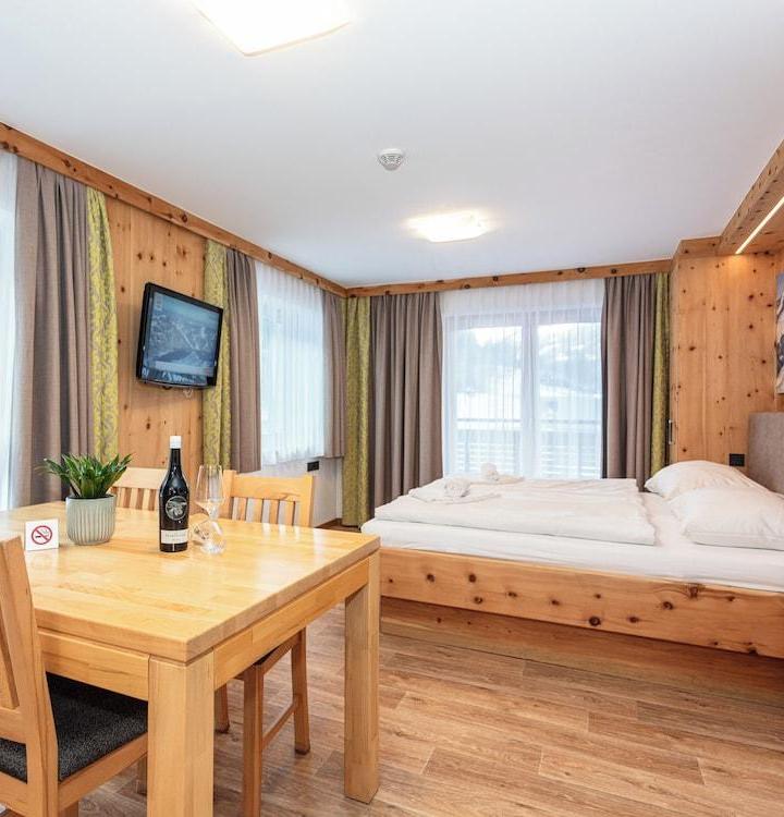Two-Bedroom Apartment with Balcony (1 extra-large double bed) - Free WiFi – Appartements Hollin by We Rent