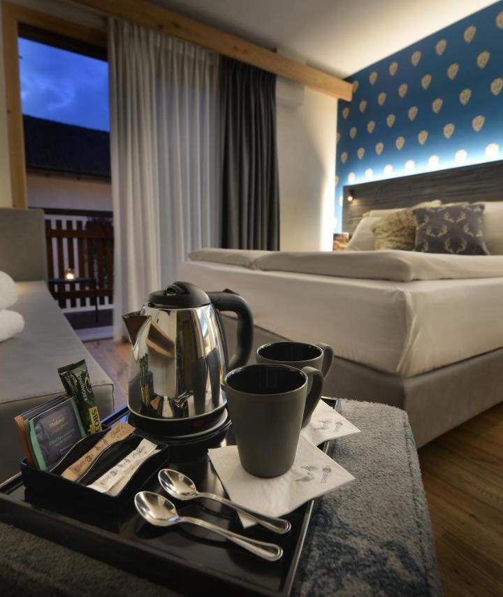 Junior Suite (1 Queen Bed and 1 Queen Sofa Bed) – Hotel Galli's