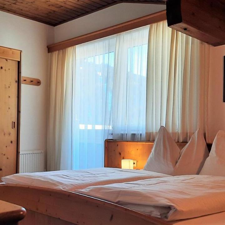 Double Room (1 large bed) - Free WiFi – Haus Elfi