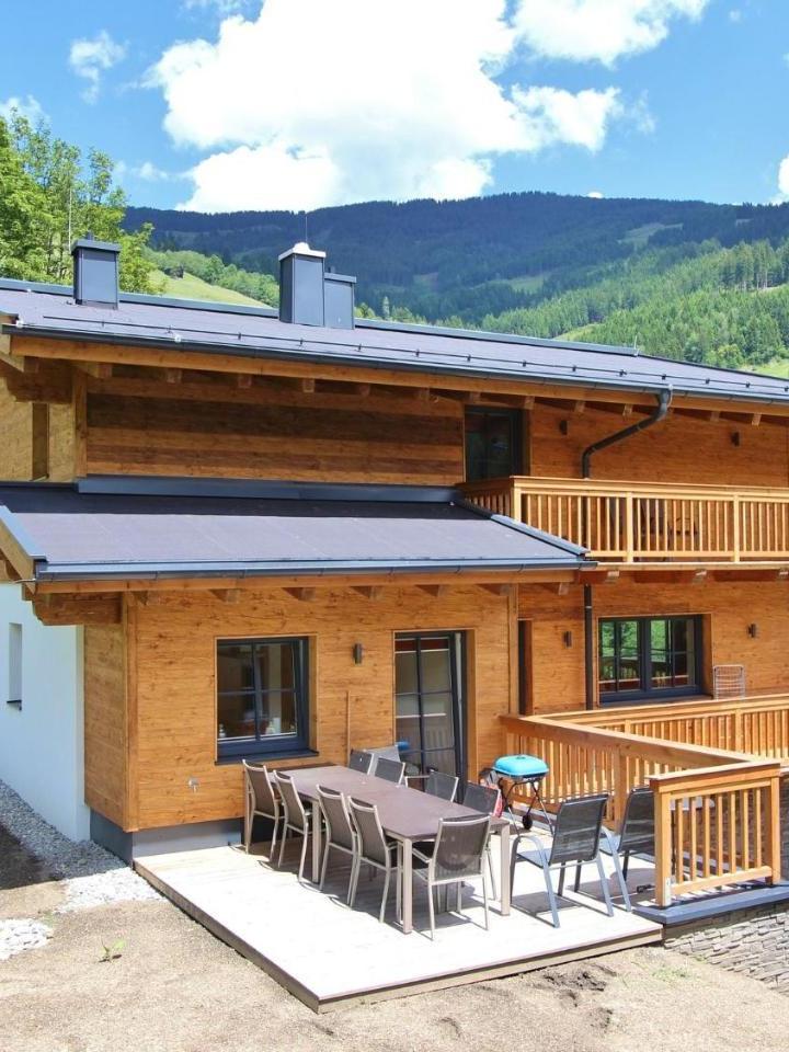 Superior Chalet (1 double bed) - Free WiFi – Chalet in Saalbach by Ski Lift & Slopes