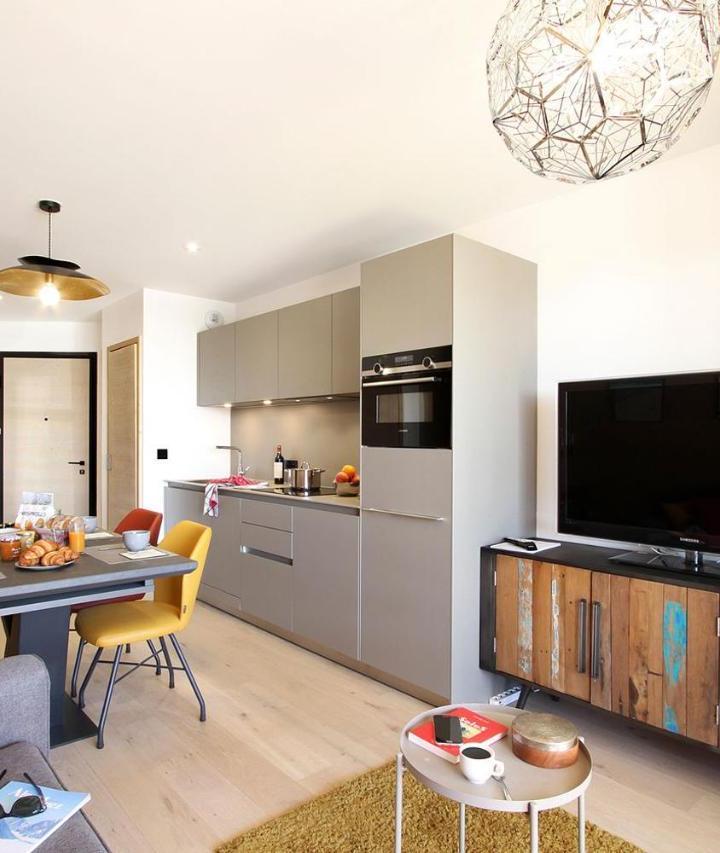 Three-Bedroom Apartment with Balcony (1 bunk bed, Bedroom#1: 1 double bed, Bedroom#2: 2 single beds, Bedroom#3: 1 double bed) - Free WiFi – Residence Phoenix a by Leavetown Vacations