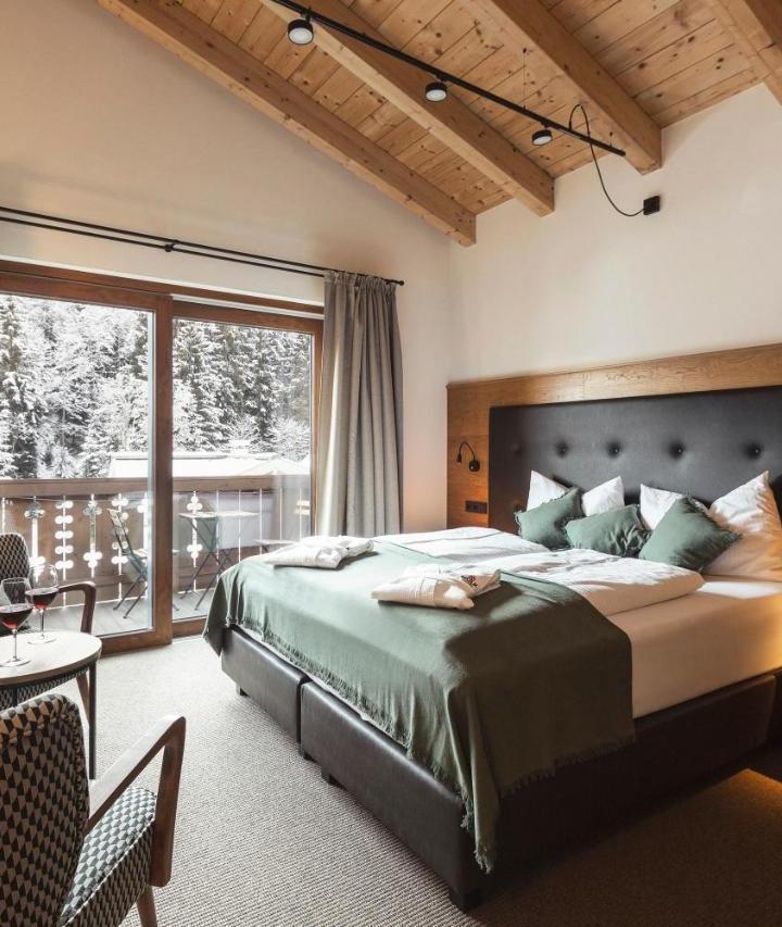 Standard Room (2 single beds or 1 extra-large double bed) - Free WiFi – Mulk Hotel