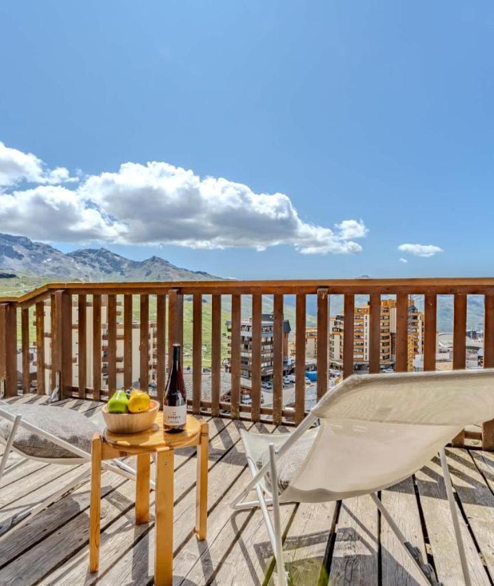Apartment with View and Balcony (1 double bed) - Free WiFi – Comfort with Balcony Ski Access And Parking