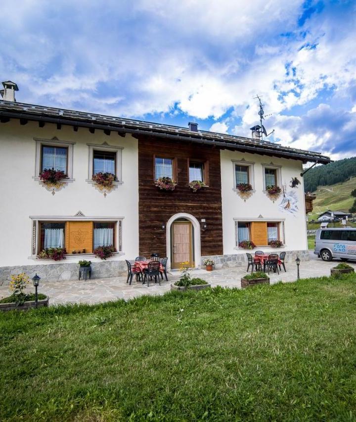 Two-Bedroom Apartment (2 single beds and 1 large bed) – Chalet Alpine Dream