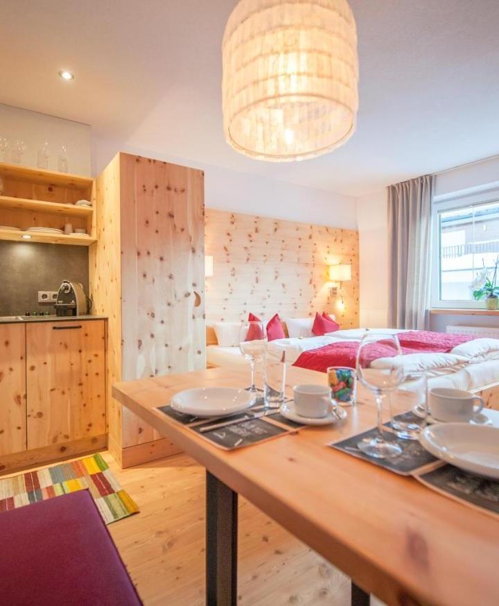 Studio (1 large bed) - Free WiFi – Arlsuites