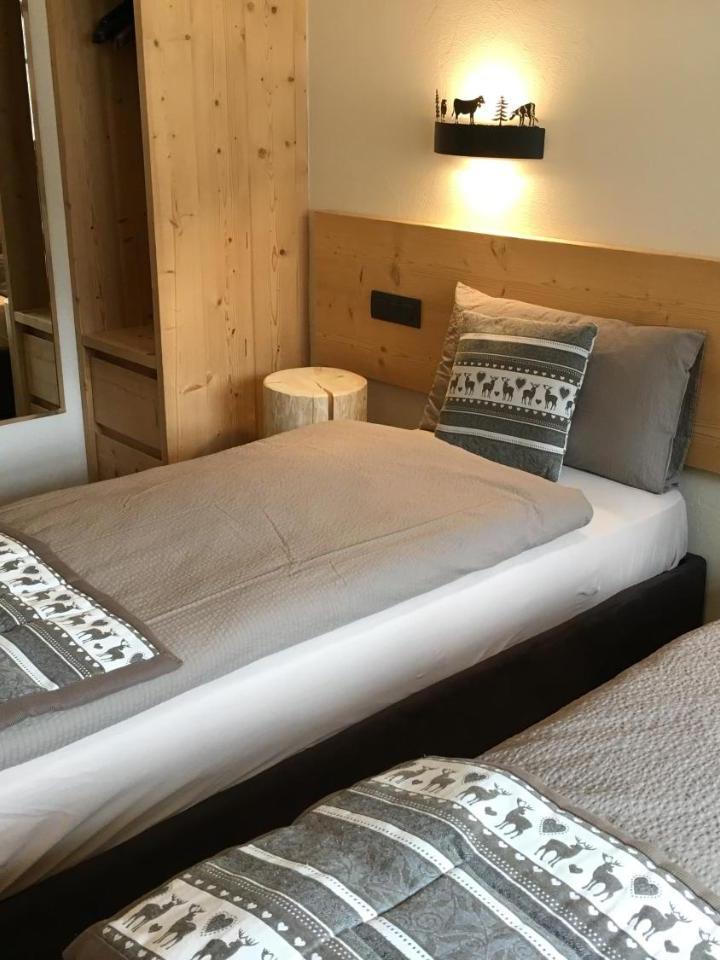 Three-Bedroom Premium Apartment with Balcony (2 single beds) - Free WiFi – Ski Holidays Apartments