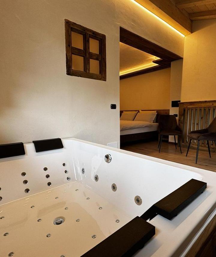 Small Double or Twin Room (Bedroom#1: 2 single beds or 1 large bed) - Free WiFi – La Locanda