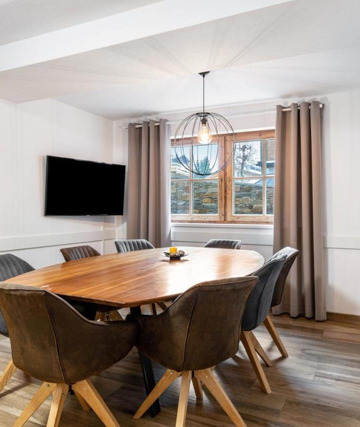 Three-Bedroom Superior Apartment (1 large bed) - Free WiFi – Good Life Top 3