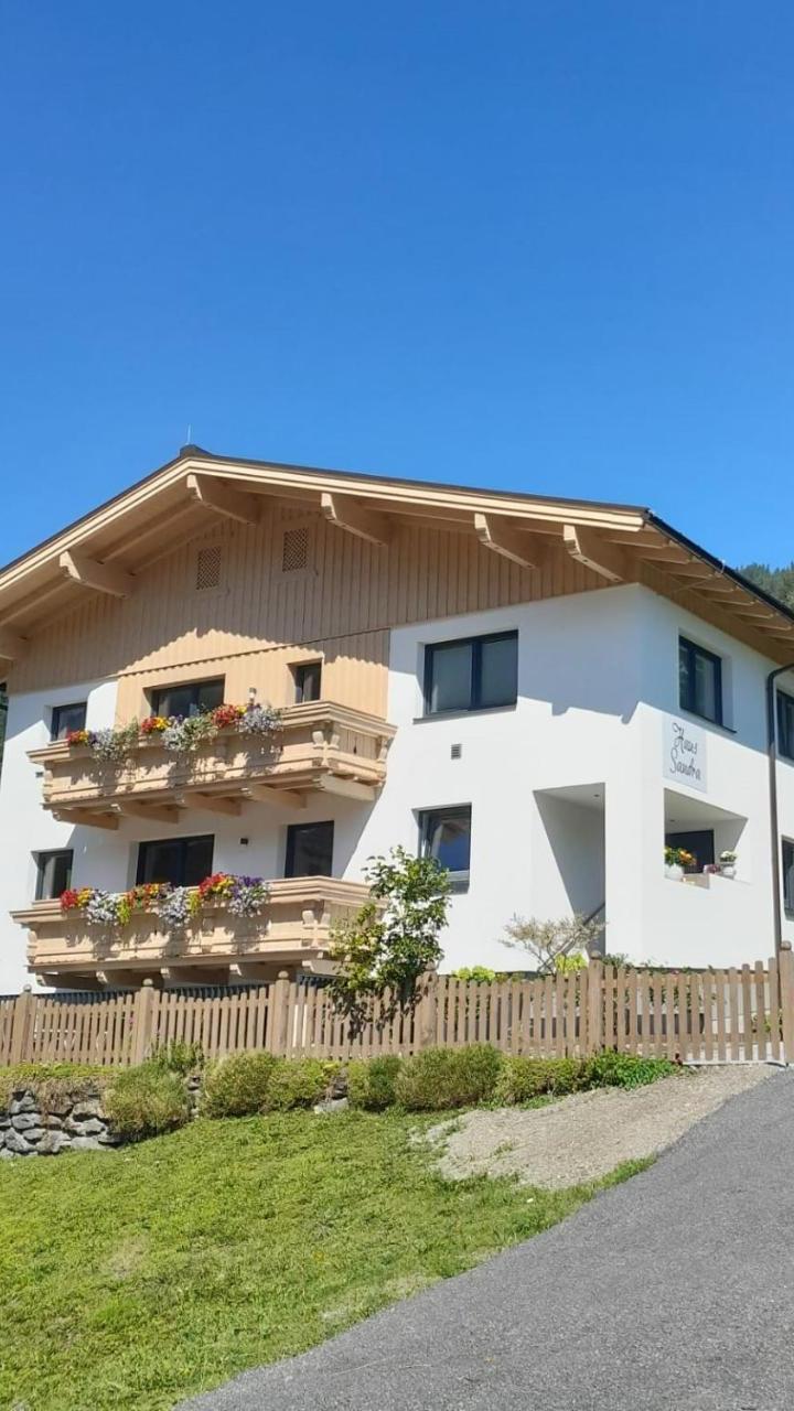 Apartment with Balcony (2 large beds) - Free WiFi – Haus Sandra