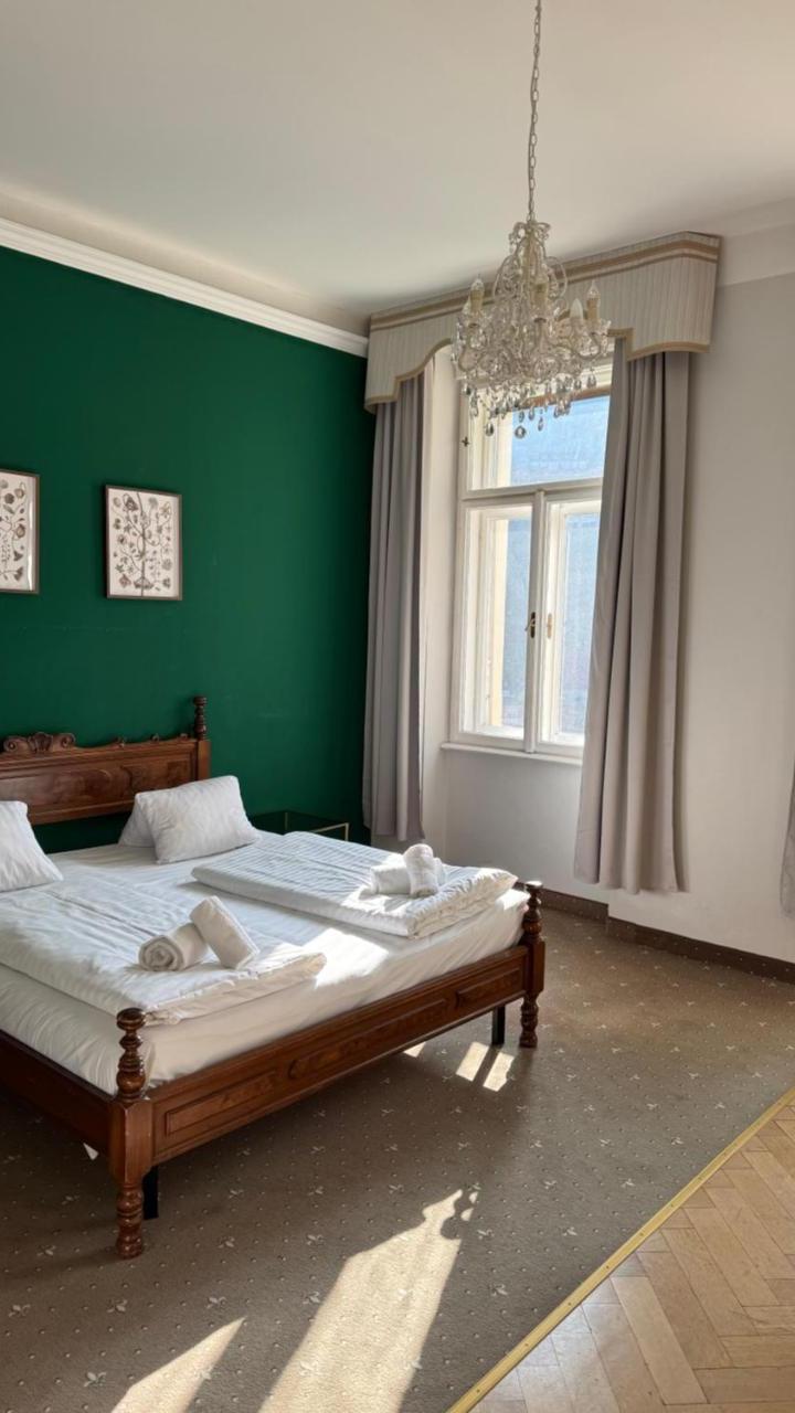 One-Bedroom Deluxe Apartment (1 extra-large double bed) - Free WiFi – Privatzimmer Im Ehemaligen Grand Hotel de L Europe