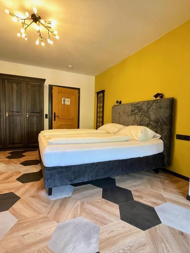 Cozy Double Room (1 large bed) - Free WiFi – Happyellow Boutique House Saalbach