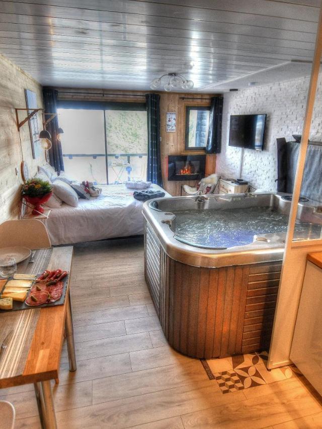 Le Skidoux (Adults Only)