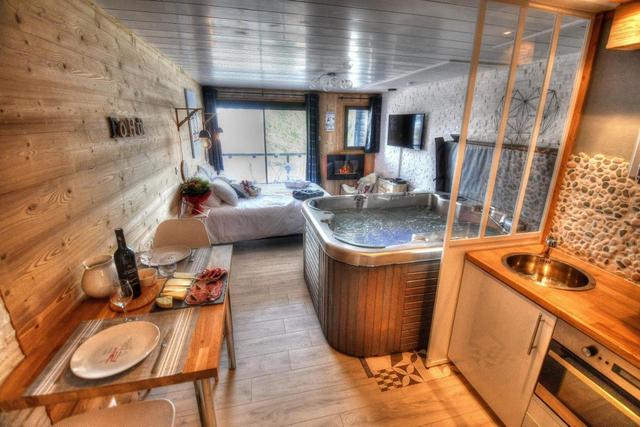 Le Skidoux (Adults Only)