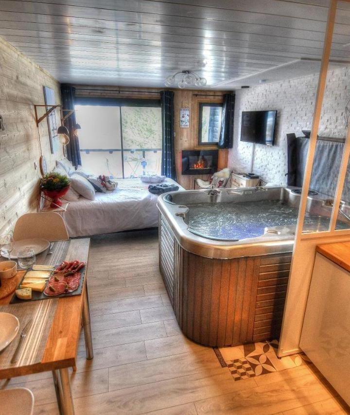 One-Bedroom Apartment (1 large bed) - Free WiFi – Le Skidoux (Adults Only)