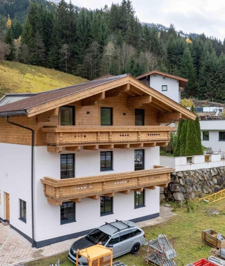 Two-Bedroom Apartment with Balcony (1 large bed) - Free WiFi – Alpengluck Apartments by We Rent